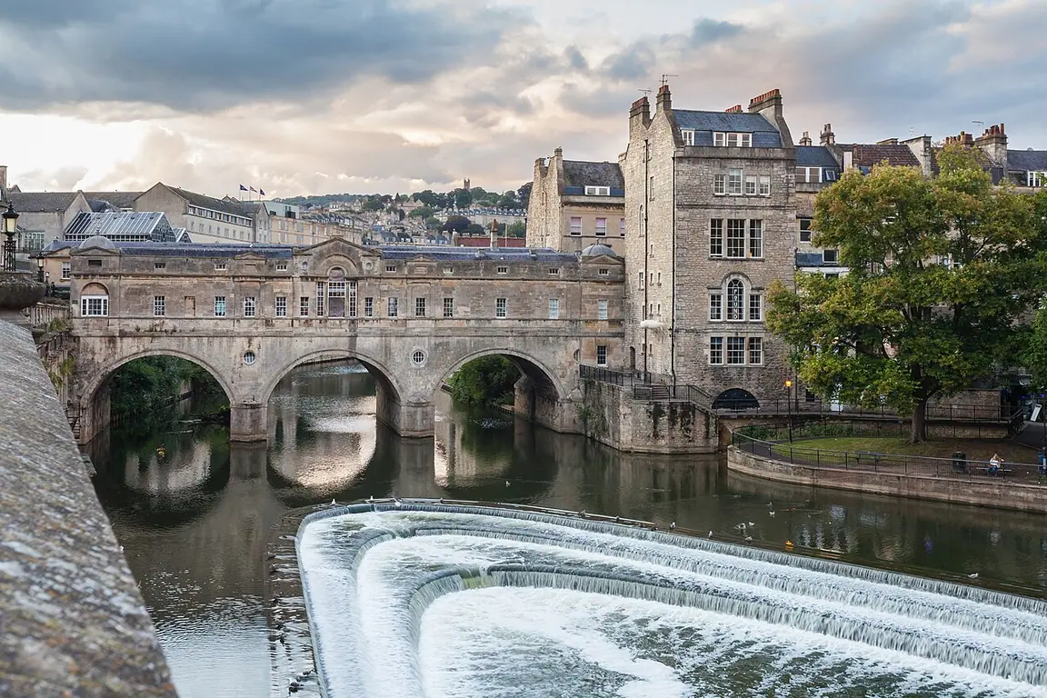 The three arches of Pulteney Bridge above the River Avon and the curved weir below