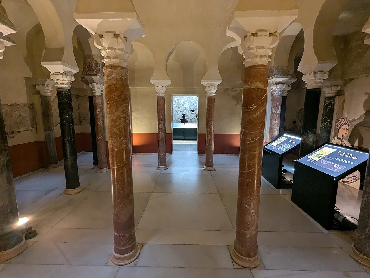 Columns and arches inside Córdoba’s Caliphal Baths