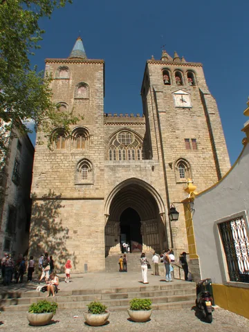 Twin stone towers and pointed entrance of Évora Cathedral, seen from the steps below.