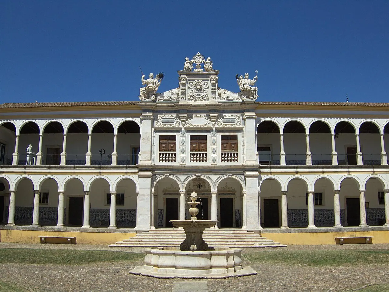 Two-storey arcades and a fountain in the courtyard of the Colégio do Espírito Santo in Évora.