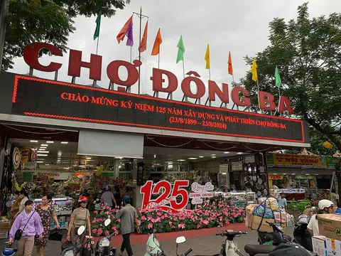 The signed entrance and stalls of Đông Ba Market in Huế